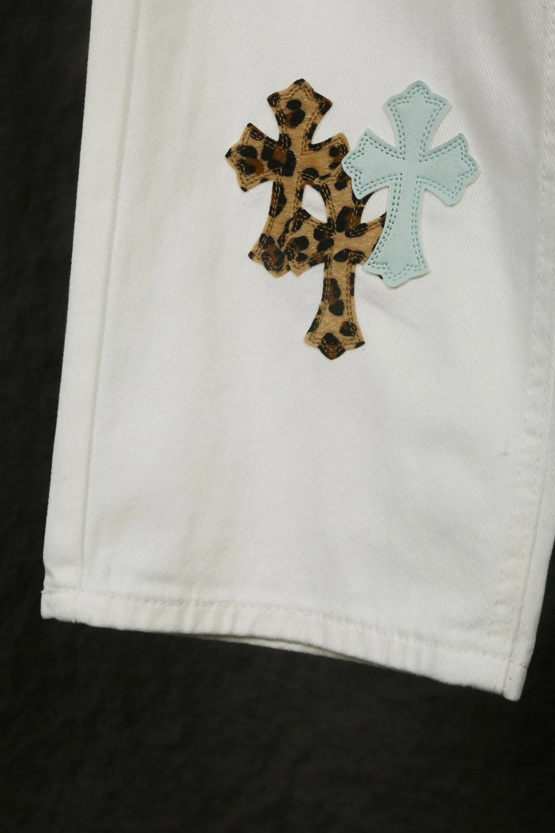 P260 Actual photo [High quality] Code: 25065# Color: pink leather/blue leather/blue leather leopard print/hand-painted leopard print Size: S/28 to The high version of the White Cow series is made of high-ounce custom-made fabrics. It is fermented and soft-colored. It is soft and thick to wear. The details are all hand-polished and made with craftsmanship. All-over jacquard fabric has a unique design style. It uses multiple processes to create a full retro feel. A niche and unique non-contrast shirt. Customized distressed spray-painted buttons. Every detail is crafted with craftsmanship.